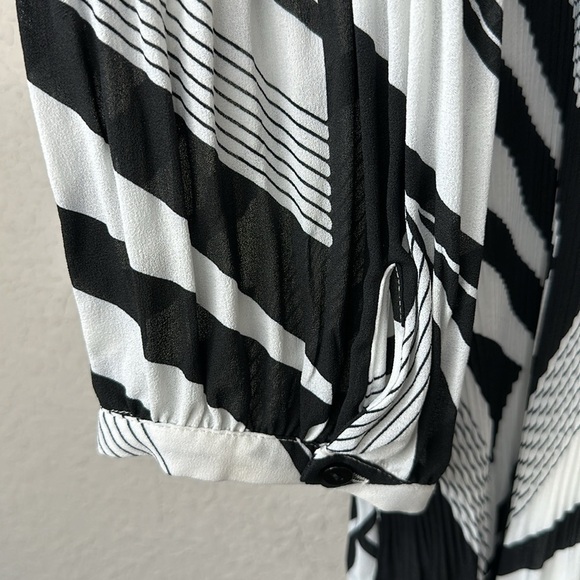 Chico's Fabulous Stripe Pleated Cold-Shoulder Top Size 3 - Picture 5 of 14